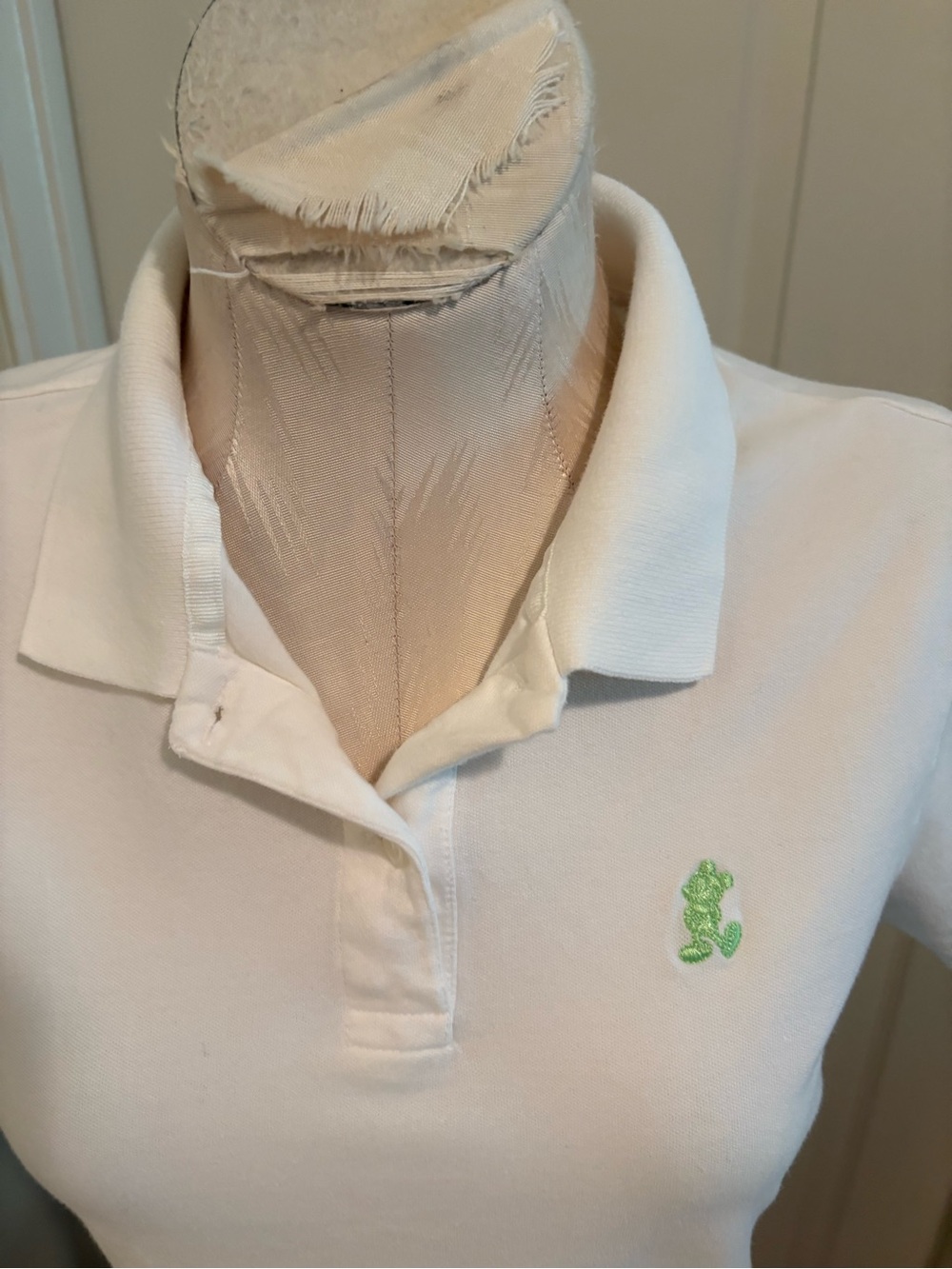 Disney women’s White Polo Shirt with Green Crest - size Small - Picture 8 of 13